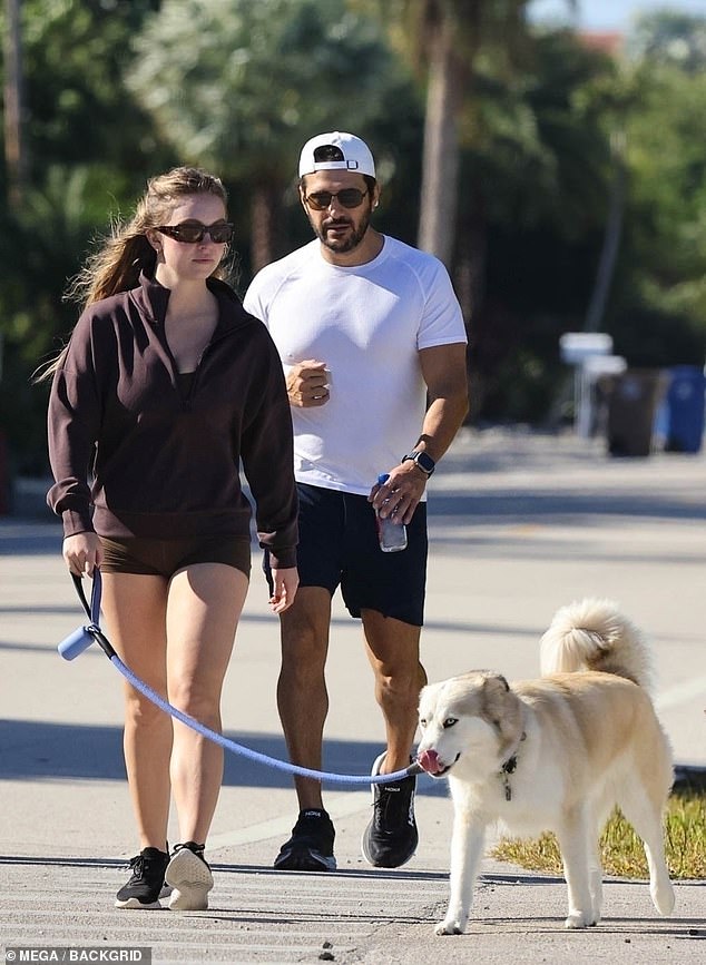 Sydney Sweeney walks in Florida and presents the new campaign for ...