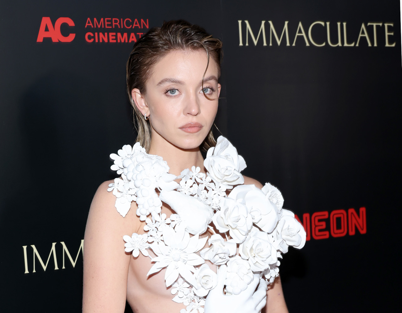 Sydney Sweeney Rocked A Top Made Of Only Hands Holding A Bouquet Of ...
