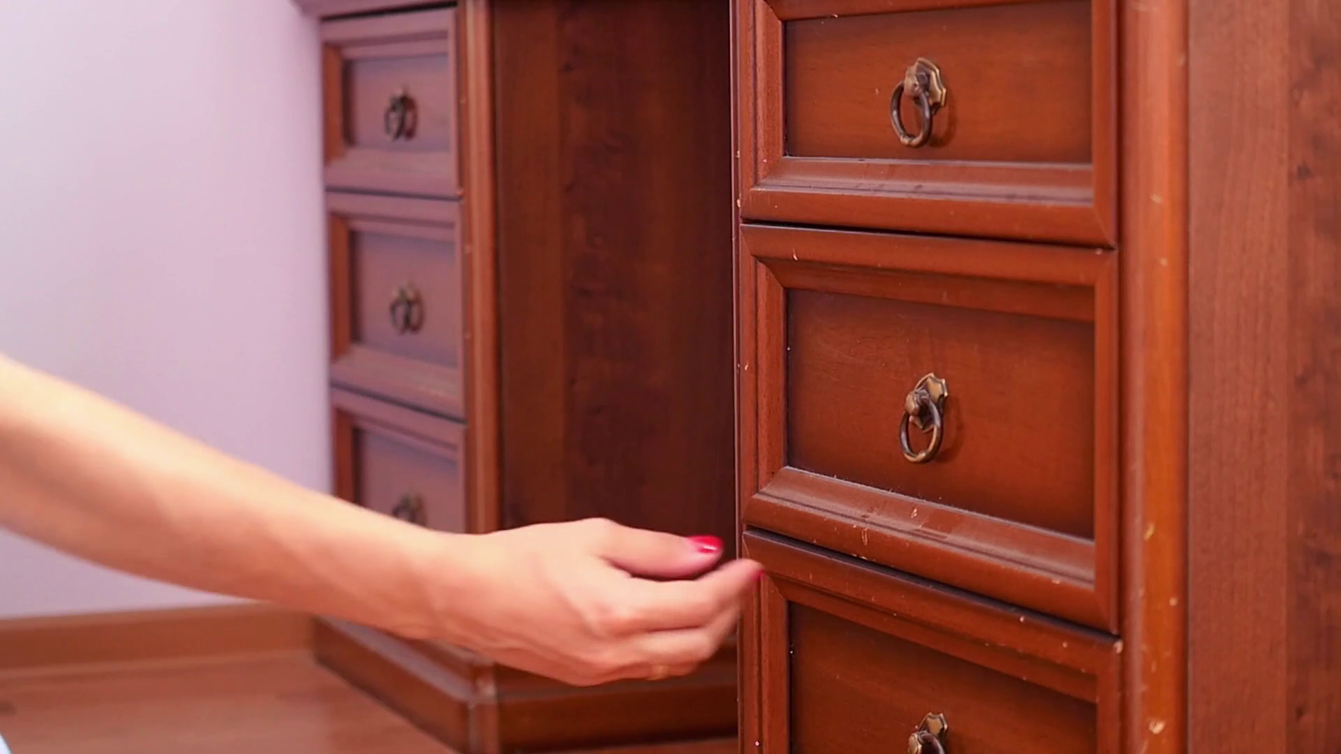 http://newsd.co/wp-content/uploads/2018/09/women-hand-open-old-wooden-antique-chest-of-drawers-with-metal-handles-in-slowmotion_bln0sel9_thumbnail-full01.png